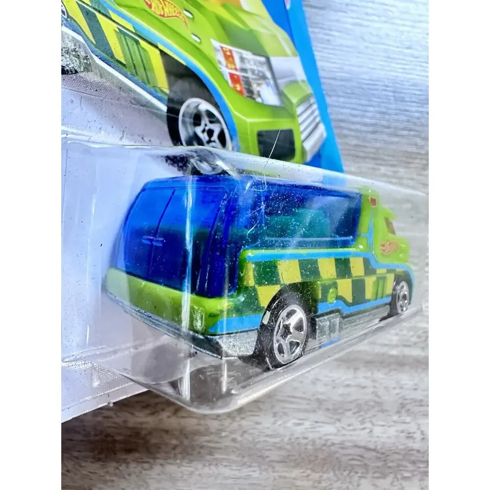 2014 Hot Wheels HW CITY Rapid Response 43/250 Green Car Hotwheels H46